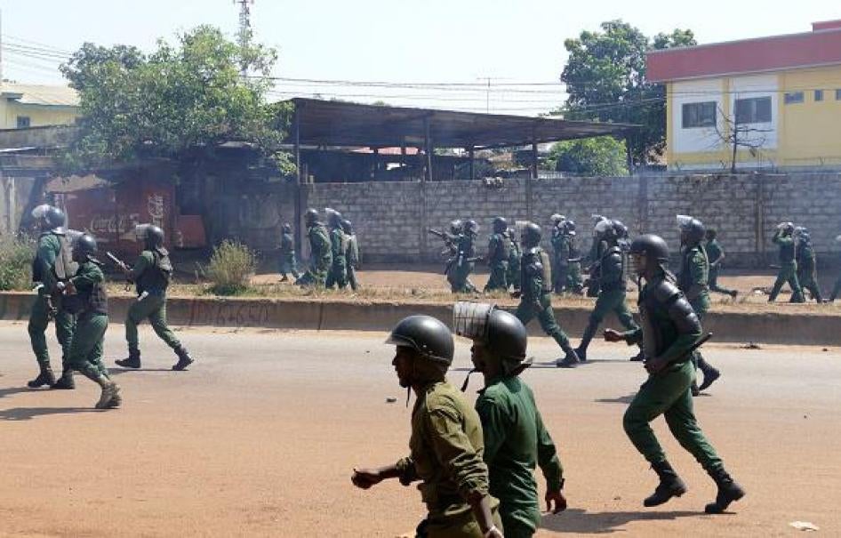 Des gendarmes font face à une manifestation de l'opposition à Conakry, en Guinée, le 15 novembre 2018.