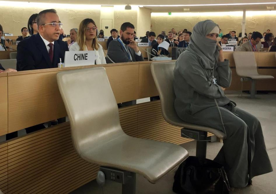 Erkin Tuniyaz, vice-gouverneur de la région chinoise du Xinjiang (à gauche), participe à une réunion du Conseil des droits de l'homme des Nations Unies à Genève, le 25 juin 2019.