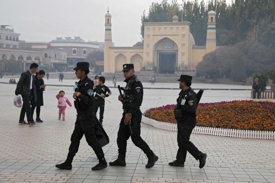 維吾爾族特警在座落於中國西北部新疆地區喀什市的艾提尕爾清真寺（Id Kah Mosque）附近巡邏。