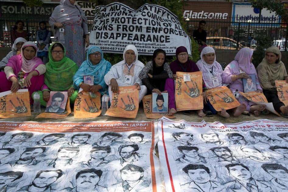 कश्मीर में लापता लोगों की जांच की मांग करते हुए मौन विरोध प्रदर्शन में शामिल उनके रिश्तेदार.