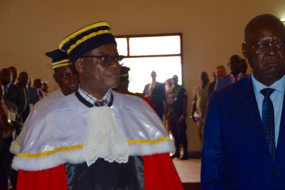 Le Procureur spécial de la Cour pénale spéciale de la République centrafricaine, le magistrat congolais Toussaint Muntazini, près de l’ex-Premier ministre Mathieu Simplice Sarandji, lors de la séance inaugurale de la CPS à Bangui, le 22 octobre 2018.