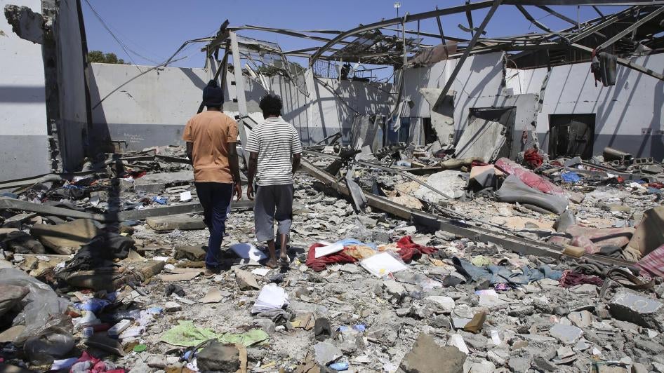 حُطام يغطي الأرض بعد غارة جوية على مركز احتجاز في تاجوراء، شرق طرابلس في ليبيا، الأربعاء في 3 يوليو/تموز 2019.
