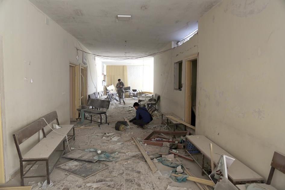 Des débris parsèment le couloir d’un hôpital de la ville de Hass, dans la région d'Idlib, en Syrie, suite à une frappe aérienne menée par les forces gouvernementales le 8 septembre 2018.