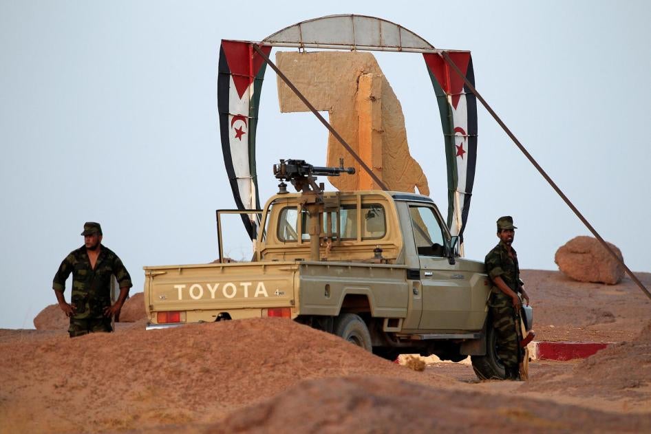 Des soldats du Front Polisario près de leur véhicule sur lequel sont fixés deux drapeaux de la RASD, à Bir Lahlou, au Sahara occidental, en 2016.