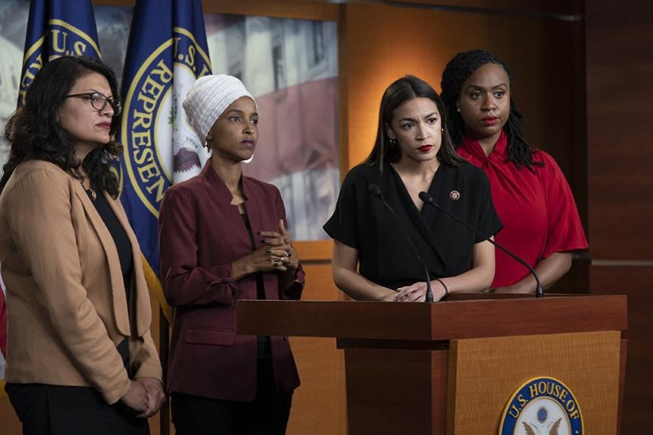 左起：美国众议员拉茜达・塔利布、众议员伊尔汉・奥马尔、众议员亚历山德里娅・奥卡西奥－科尔特斯和众议员阿亚娜・普雷斯利联袂召开记者会，回应美国总统特朗普叫这四位女议员回自己的“破”国家去的言论，华盛顿特区，国会大厦，2019年7月15日。