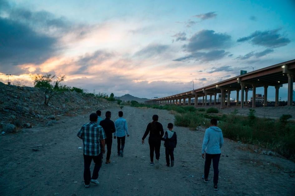 Immigrants attempt to enter the US between Ciudad Juarez, Mexico and El Paso