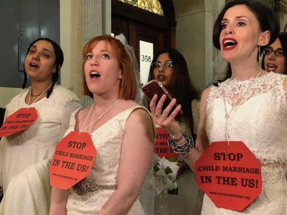 Tammy Monteiro, quien vivió la experiencia del matrimonio infantil en Massachusetts, se une a los miembros de una coalición en protesta para poner fin al matrimonio infantil en Massachusetts. 