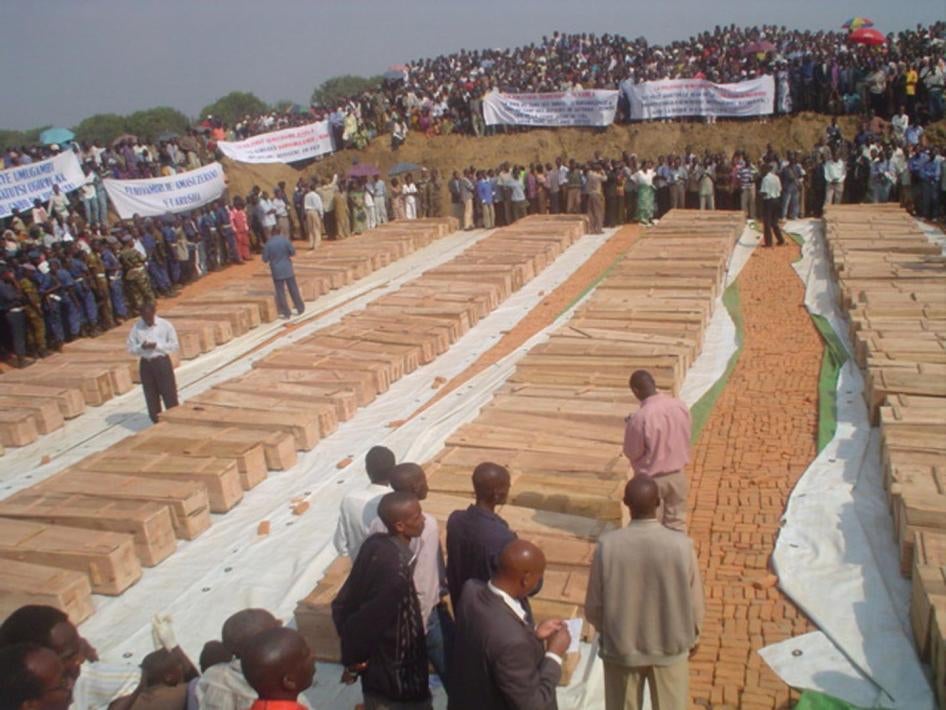 Le 16 août 2004, des personnes endeuillées se rassemblent autour des cercueils de plus de 150 Tutsis congolais massacrés à Gatumba, un camp de réfugiés géré par les Nations Unies au Burundi. 