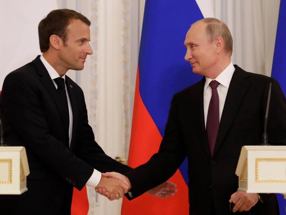 Le président russe Vladimir Poutine (à droite) et le président français Emmanuel Macron, lors de leur conférence de presse conjointe près de Saint Pétersbourg (Russie), le jeudi 24 mai 2018.
