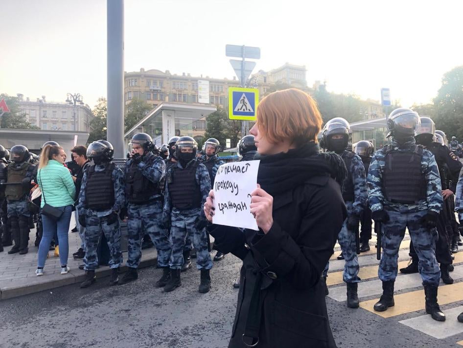 201908eca_russia_policeandwoman