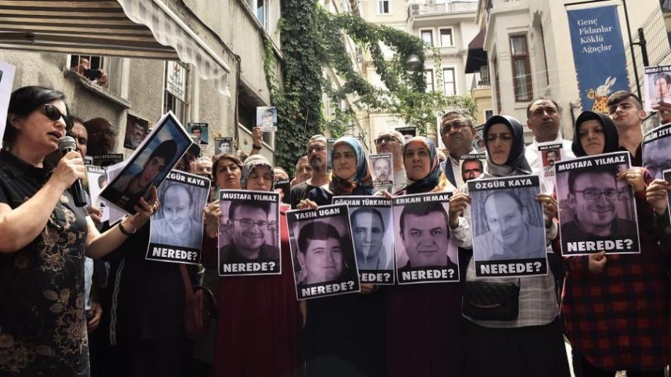 Şubat 2019'da kaybolan altı adamın eşleri, Türkiye'de kaybolan insanların aileleri için her hafta yapılan Cumartesi Anneleri eylemine Temmuz 2019'da katıldı. Altı adam, aylar sonra polis gözetiminde ortaya çıktı, ancak kaçırıldıktan sonra nerede oldukları