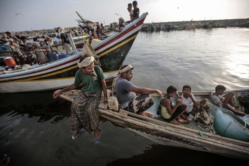 Des pêcheurs yéménites – y compris des jeunes garçons – photographiés dans le port de Hodeïda, sur la côte ouest du Yémen, en septembre 2018. Depuis 2018, les forces navales de la coalition menée par l’Arabie saoudite ont attaqué des bateaux de pêche dans
