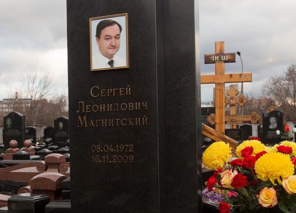 Могила Сергея Магнитского на Преображенском кладбище в Москве, 16 Ноября 2012.