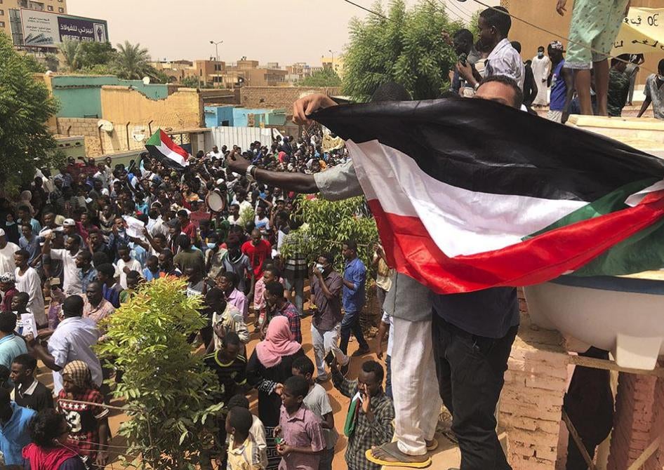 ​محتجون سودانيون يتجمعون أمام منزل رجل قتلته قوات الأمن في 3 يونيو/حزيران، في مظاهرة ضد المجلس العسكري الحاكم في الخرطوم، السودان، 30 يونيو/حزيران 2019. 