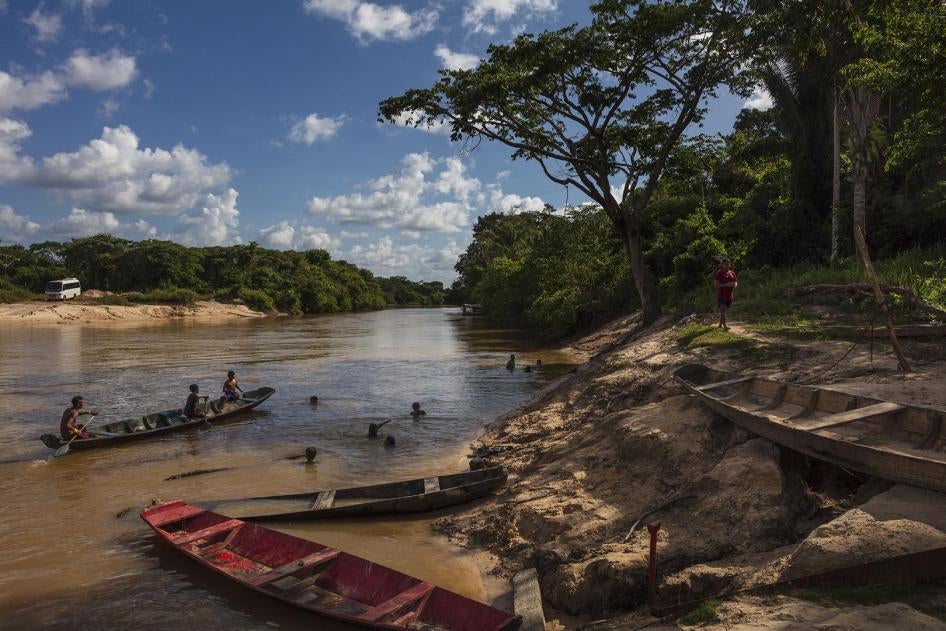 La rivière Pindaré fait partie du territoire indigène de Caru (État du Maranhão), dans le nord-est du Brésil. Cette zone de l’Amazonie est de plus en plus déboisée, car des bûcherons traversent la rivière afin d'extraire illégalement du bois de la forêt tropicale, selon des membres de la communauté indigène. Juin 2018. 