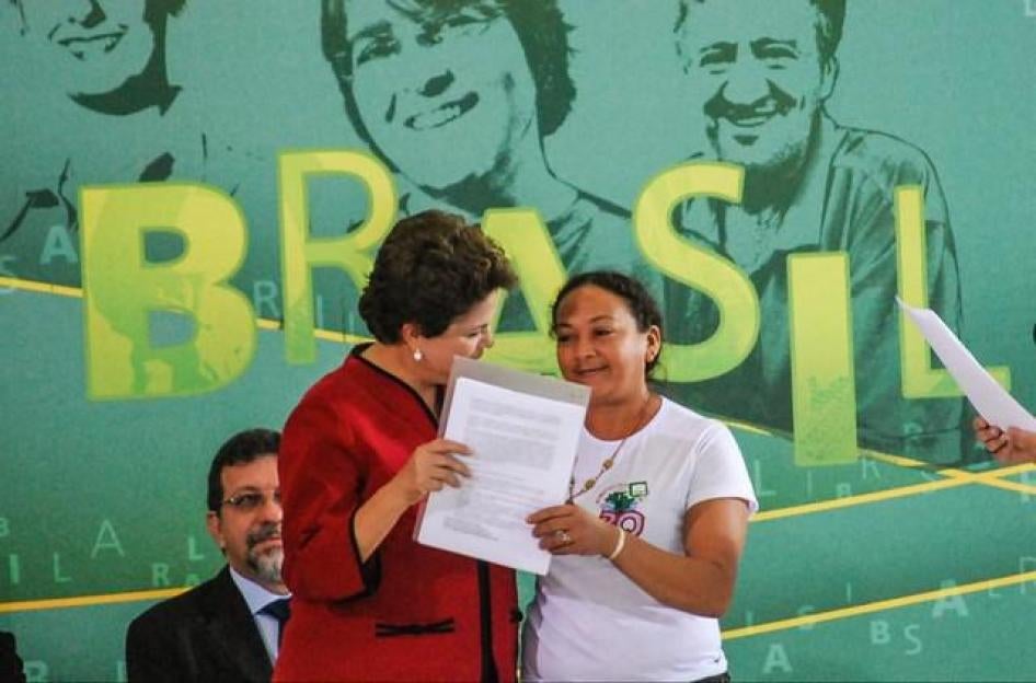 Dilma Ferreira Silva em um evento em 2011 com a então Presidente do Brasil Dilma Rousseff, a quem entregou um documento pedindo uma política nacional sobre pessoas deslocadas por barragens. Foto cedida pelo Movimento dos Atingidos por Barragens (MAB).