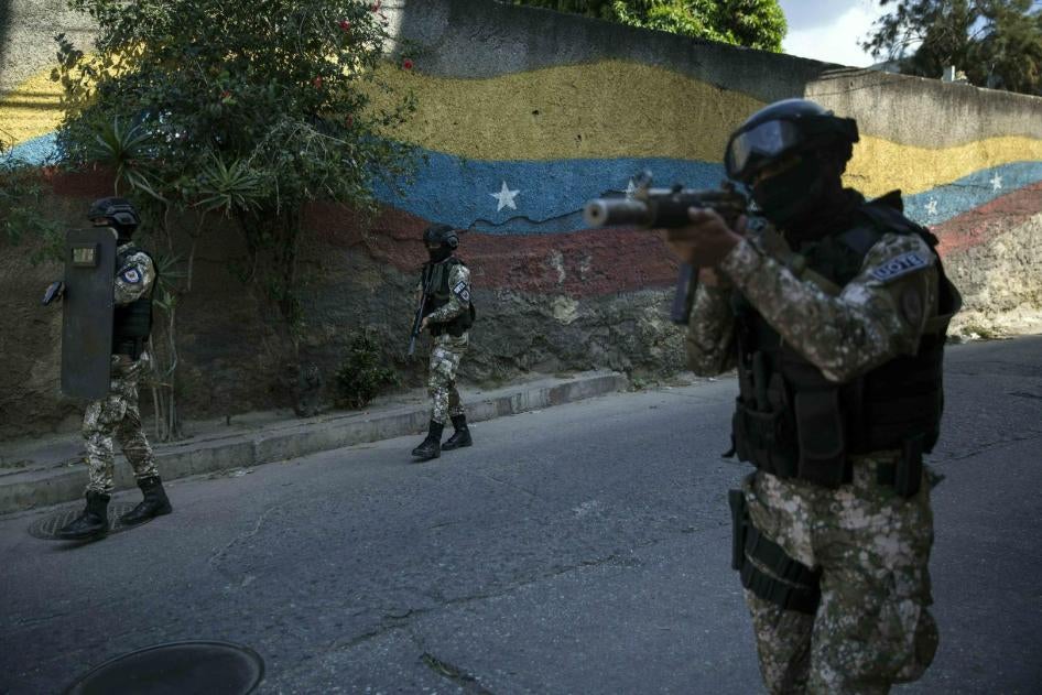 Des membres de la Force d'action spéciale (Fuerza de Acciones Especiales, FAES), une unité de la police vénézuélienne, patrouille dans le quartier Antimano de Caracas, le 29 janvier 2019.