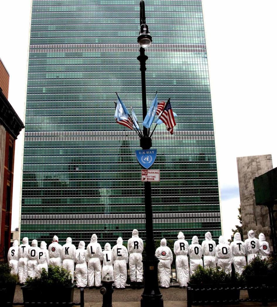 Des membres de la Campagne contre les robots tueurs photographiés devant le siège des Nations Unies à New York, lors de l'Assemblée générale en septembre 2018.