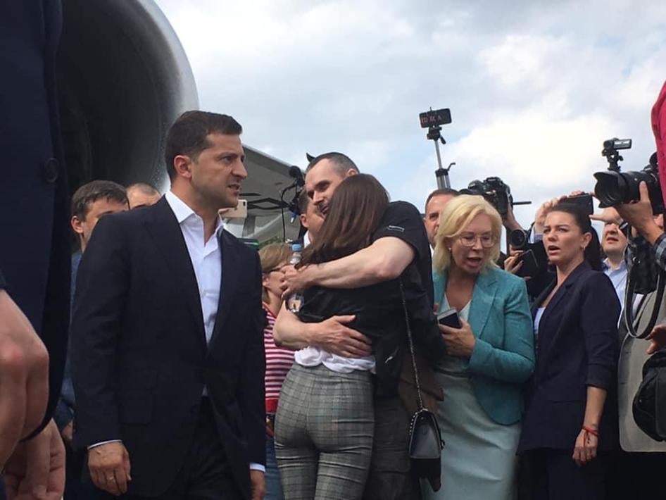 奥列格・森佐夫在乌克兰基辅鲍里斯波尔国际机场受到家属热情迎接，2019年9月7日。