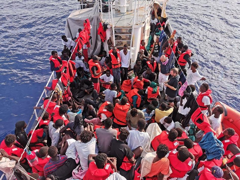 I migranti affollati sul ponte della nave di salvataggio "Eleonore" che si dirige verso un porto sicuro nel Mediterraneo.