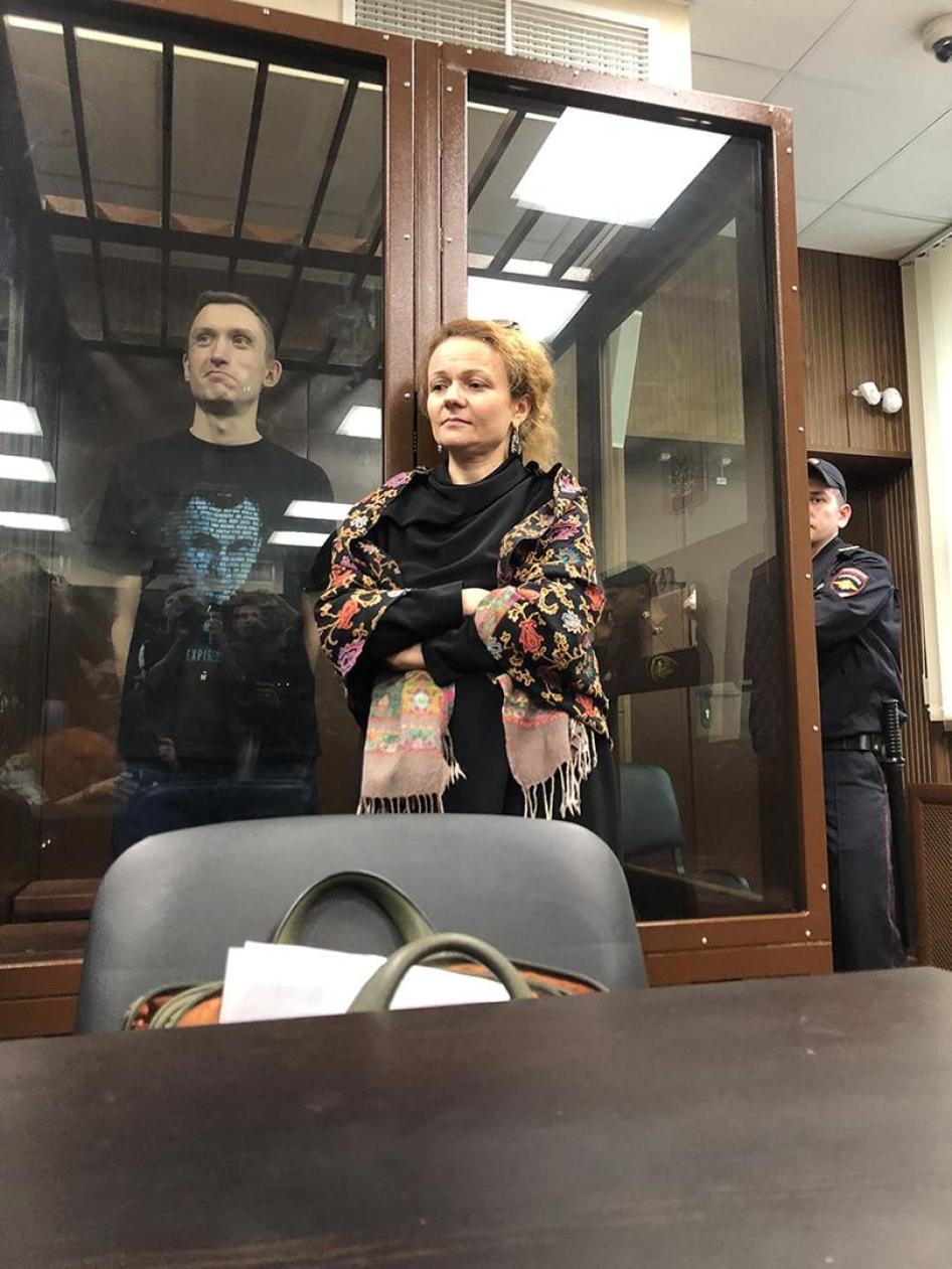 Константин Котов и его адвокат Мария Эйсмонт ожидают приговора, Тверской районный суд, Москва, 5 сентября 2019 г.