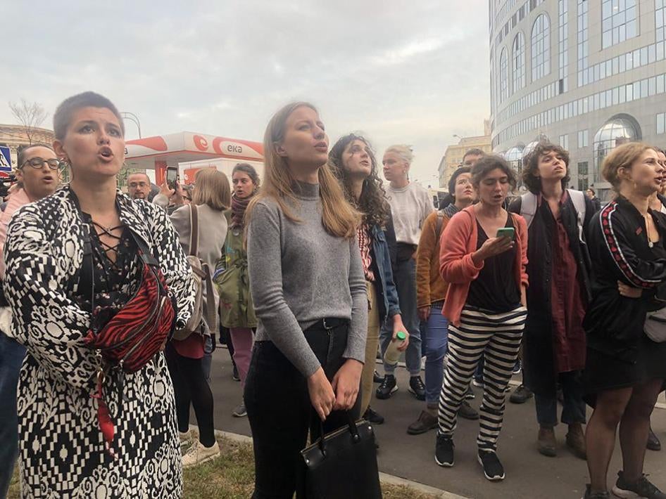 People spontaneously rally next to the court building during Konstantin Kotov's sentencing hearing