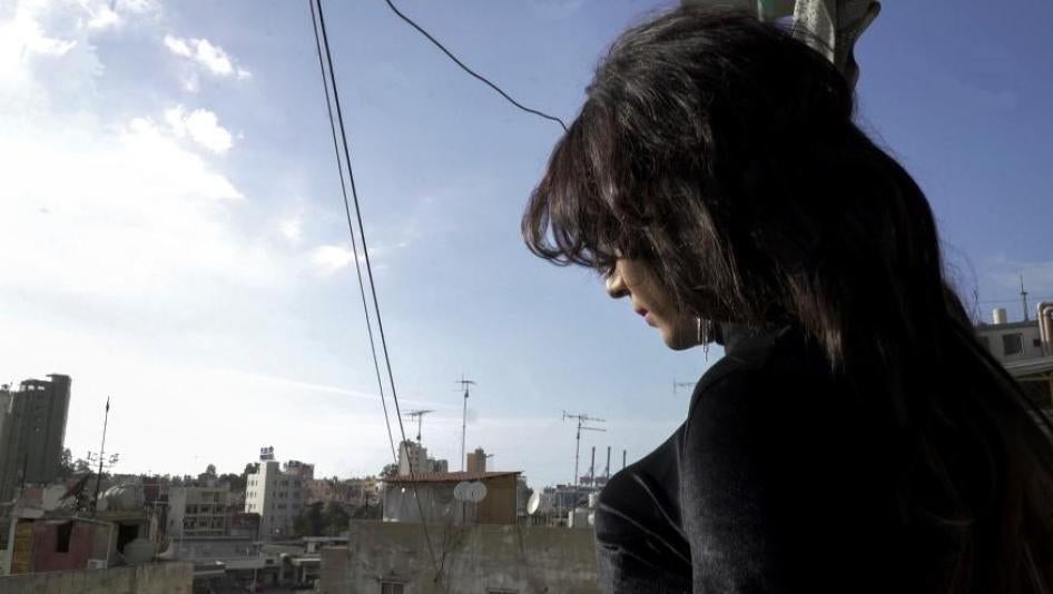 Miriam, une femme transgenre vivant dans le quartier de Bourj Hammoud à Beyrouth, au Liban, a été arrêtée, blessée par balle, arbitrairement licenciée et s’est vu refuser l’accès à un logement en raison de son identité de genre. © 2019 Human Rights Watch