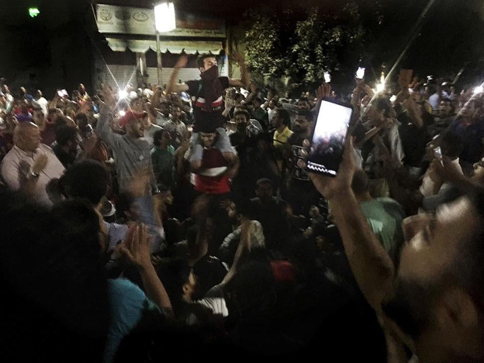 Des manifestants scandent des slogans contre le gouvernement du président égyptien al-Sissi lors d’un grand rassemblement au  Caire, le 21 septembre 2019. 