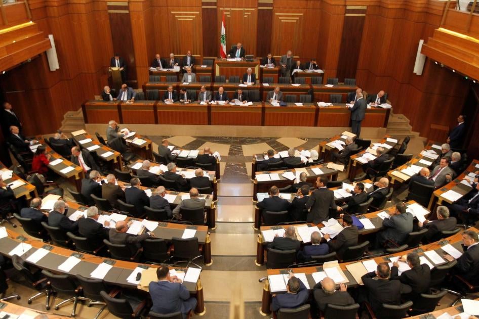 نواب لبنانيون يحضرون جلسة مناقشة عامة في "مجلس النواب" في وسط بيروت، لبنان، 17 أكتوبر/تشرين الأول 2017.