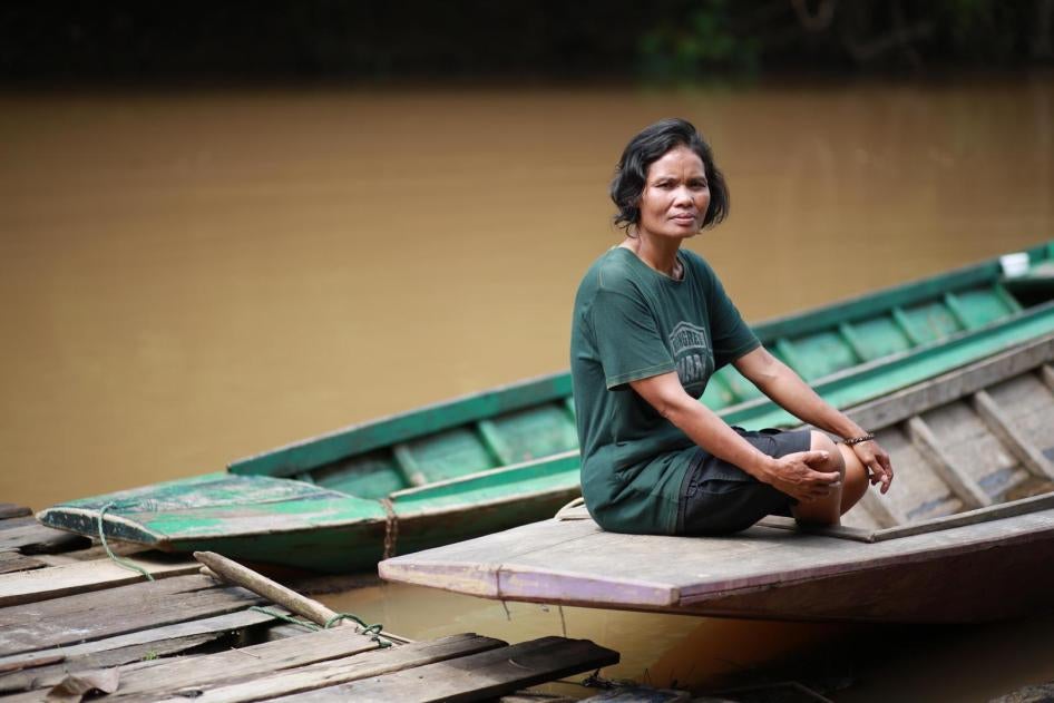 48岁的杜桑帕列（Dusun Pareh）居民钦达（Kinda）说，“[河里的]水被污染了。”有些居民认为，过去他们赖以取水饮用、烹饪和做各种家事的库姆巴河（Kumba River）已经受到污染，因为他们观察到河水变色，而且皮肤碰到水会产生搔痒。2018年9月摄于西加里曼丹省边口洋（Bengkayang）县。