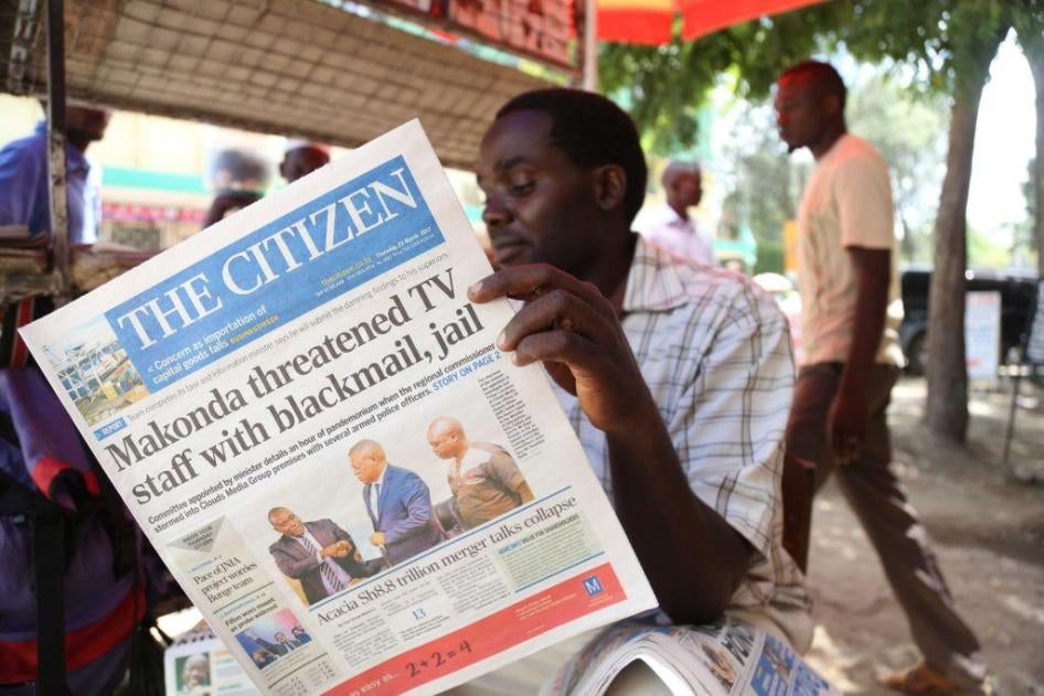 Un homme lit le quotidien The Citizen (« Le citoyen ») à Arusha, en Tanzanie, le 23 mars 2017. Le titre à la une concerne des menaces proférées par Paul Makonda, le commissaire régional de Dar es Salaam, à l’encontre des collaborateurs d’une chaîne de tél