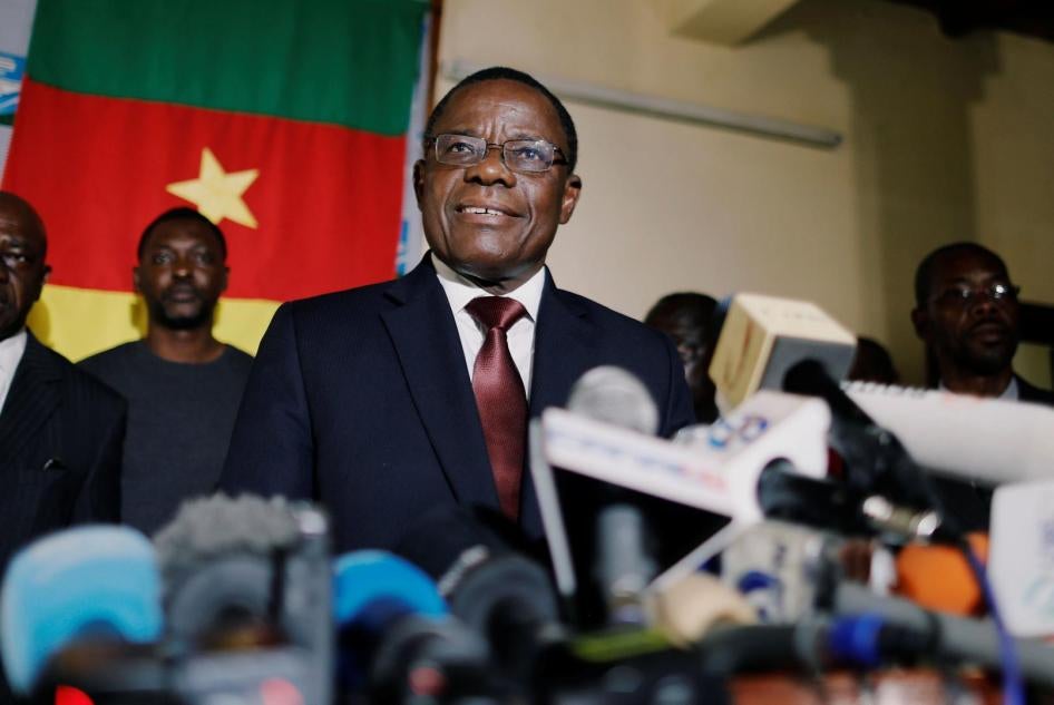 Le leader du Mouvement pour la Renaissance du Cameroun (MRC), Maurice Kamto, tient une conférence de presse au siège de son parti à Yaoundé, le 8 octobre 2018, quelques jours après sa remise en liberté. Il avait été arrêté le 28 janvier 2019, tout comme d
