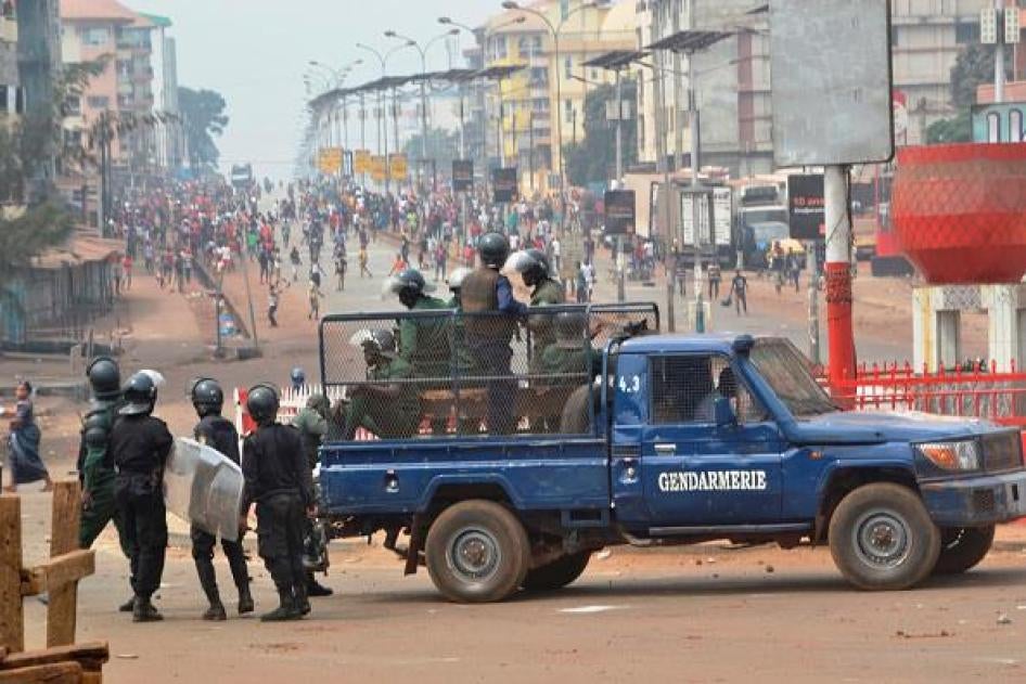 Des policiers et gendarmes guinéens font face à des manifestants à Conakry le 6 février 2018, lors d’une manifestation concernant les résultats contestés d’élections locales. En juillet 2018, le gouvernement guinéen a imposé une interdiction générale de m