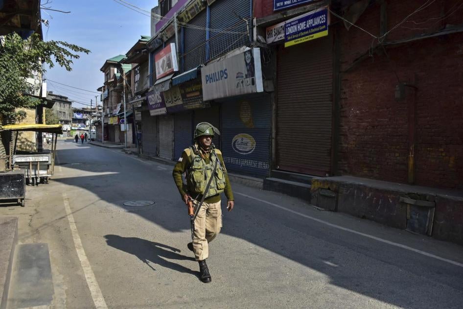 印度民防士兵在被封锁的市区巡逻。