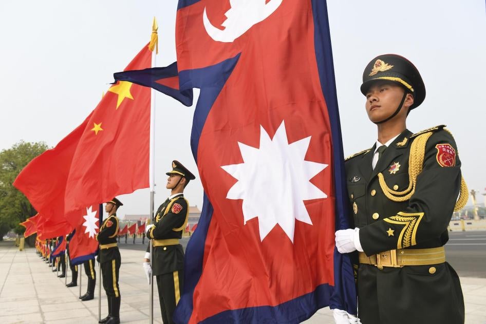 中国礼兵持两国国旗列队欢迎尼泊尔总统班达里访华。