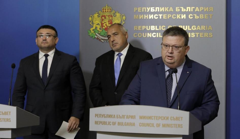 Le Procureur général de la Bulgarie, Sotir Tsatsarov (à droite), photographié lors d'une conférence de presse à Sofia, 10 octobre 2018.