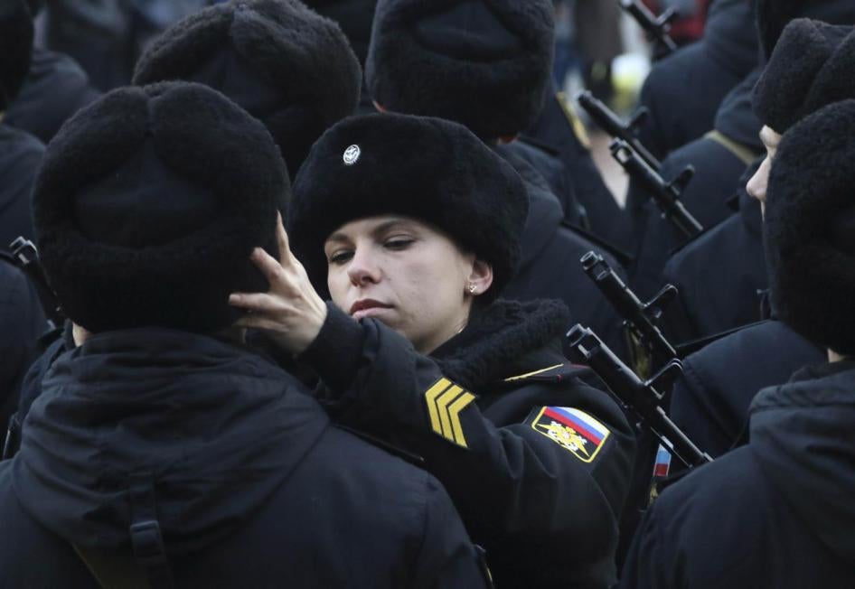 Сержант морської піхоти Росії поправляє шапку призовника під час церемонії складання присяги в чорноморському порту Севастополя. Крим, 9 грудня 2017 року.