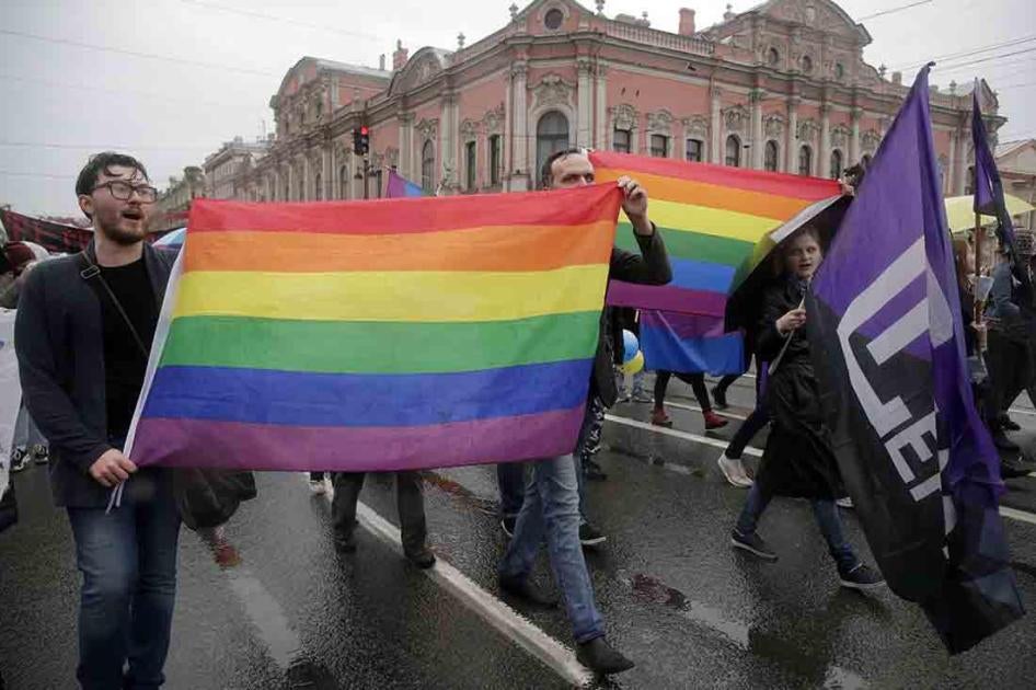 ЛГБТ-активисты с радужными флагами на первомайской демонстрации в Санкт-Петербурге в 2018 г.