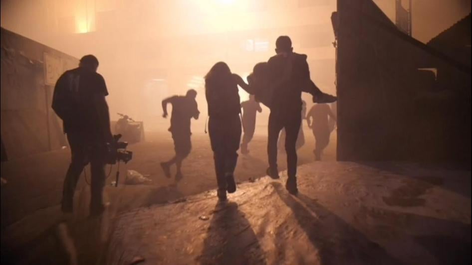 Des manifestants en fuite, suite à des tirs des gaz lacrymogènes par la police anti-émeute à Beyrouth, au Liban, le 18 octobre 2019.