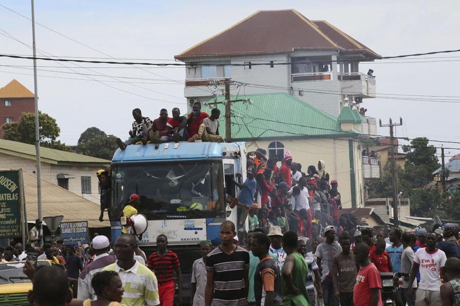 Des manifestants rassemblés dans une rue de la capitale de la Guinée, Conakry, le 24 octobre 2019.