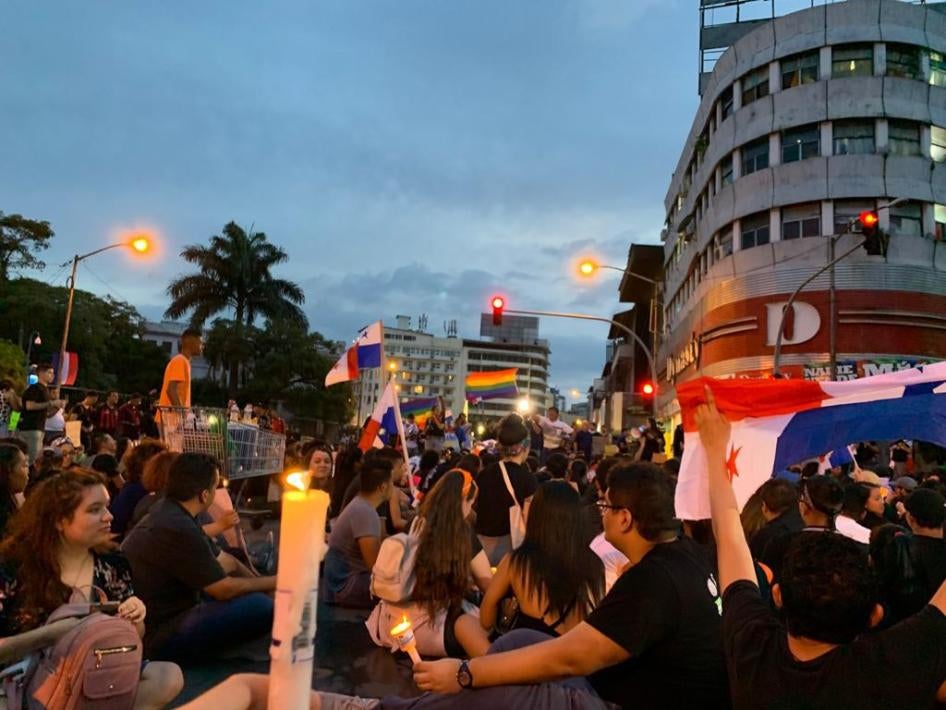 Los panameños y panameñas protestan contra las reformas constitucionales el 2 de noviembre.