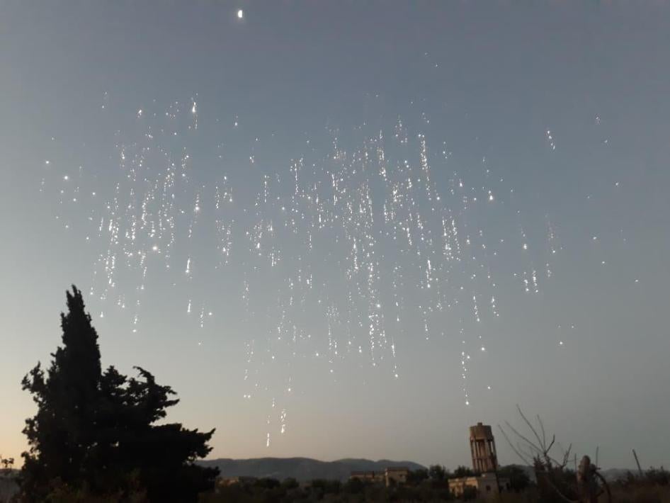 Traces blanches dans le ciel manifestement causées par le recours à un type d’arme incendiaire à Bdama, dans la région d’Idlib en Syrie, en juillet 2018.