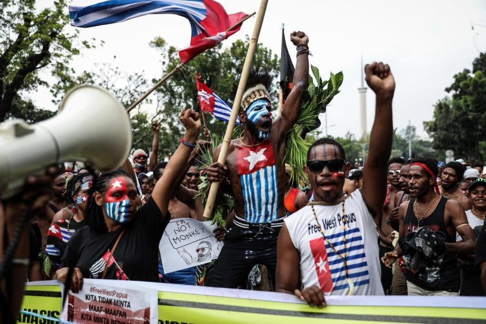 Mahasiswa-mahasiswa Papua menyerukan berbagai slogan dalam sebuah unjuk rasa di Jakarta, 28 Agustus 2019. Sejumlah mahasiswa dan aktivis berhimpun dalam demonstrasi mendukung Papua Barat, menyerukan kemerdekaan dari Indonesia, serta menuntut keadilan rasi