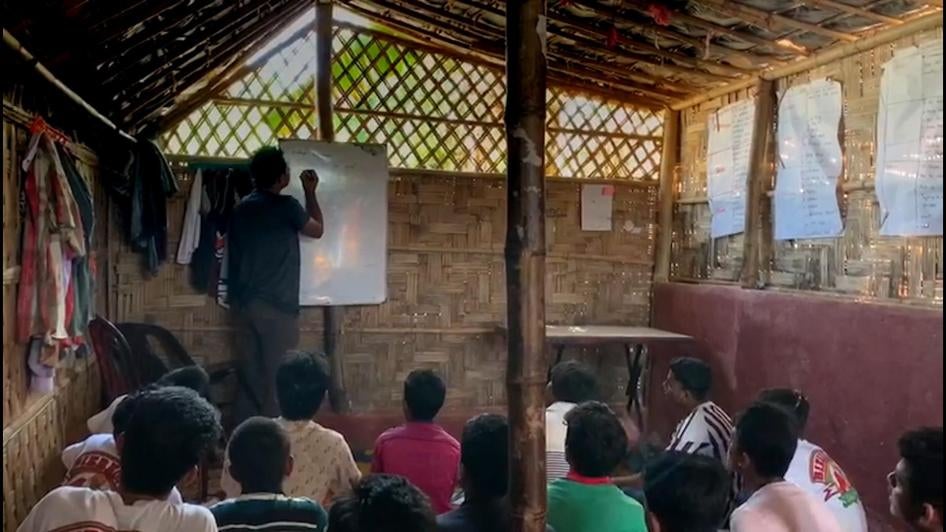Des enfants réfugiés rohingyas ayant fui le Myanmar suivent un cours informel dans un camp de réfugiés à Cox’s Bazar, au Bangladesh, le 17 novembre 2019. De tels cours informels étaient en 2019 le seul moyen pour ces enfants de poursuivre leur éducation a