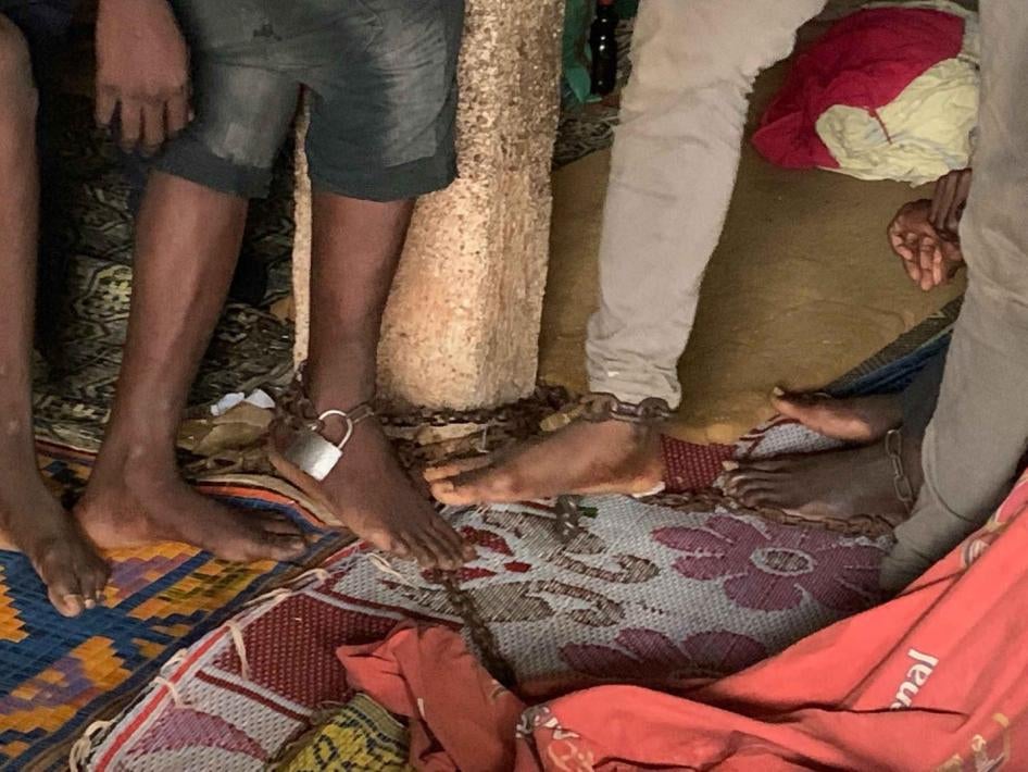 Dans un centre de guérison traditionnel pour personnes avec des troubles mentaux (réels ou perçus) au Ghana, Human Rights Watch a vu 16 hommes enfermés dans une pièce sombre dans une chaleur étouffante, enchaînés au pied. Certains semblaient désespérés, s