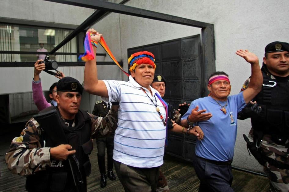 Pepe Acacho (deuxième en partant de la gauche) sort d’un tribunal de Quito (Équateur), le 8 février 2011, après qu’un juge a accepté sa requête d’habeas corpus (remise en liberté provisoire).