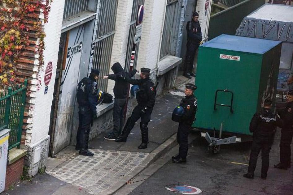 La police effectue une descente dans un immeuble où elle suspecte que logent des activistes du climat, le 27 novembre 2015 à Paris, avant le sommet de l’ONU sur le changement climatique COP21. 