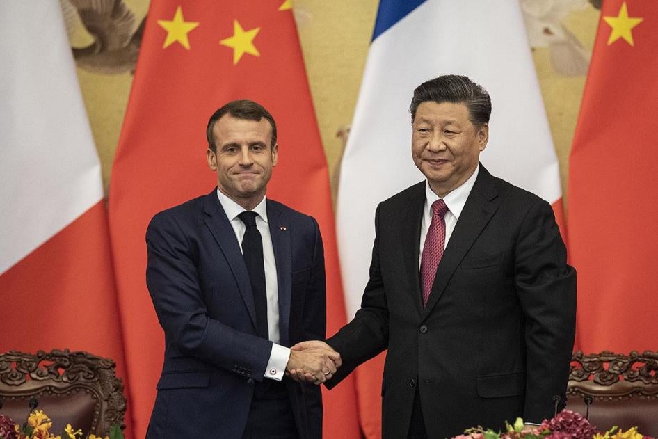 Le Président français Emmanuel Macron, à gauche, serre la main au Président chinois Xi Jinping à l'issue d'une cérémonie de signature dans le Grand Hall du Peuple à Pékin, le mercredi 6 novembre 2019.