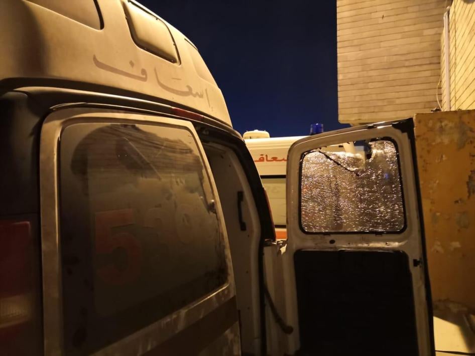 قوات الأمن تحطم نوافذ ومرايا سيارة إسعاف التي كانت تنقل جرحى من المتظاهرين الى مستشفى في بغداد يوم أكتوبر 25. © خاص