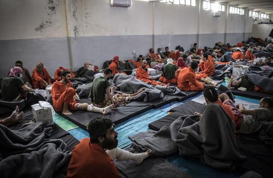 Des membres présumés de l'État islamique incarcérés dans une prison de Hasakeh, dans le nord-est de la Syrie, le 26 octobre 2019.  